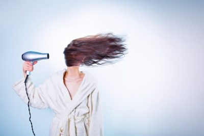 Få råd til mere mode, makeup og tøj – sådan sparer du penge i hverdagen